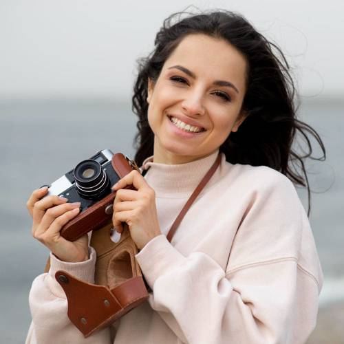 mulher com camera sorrindo